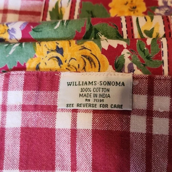 WILLIAMS SONOMA 68x108 Tablecloth with Eight Dinner Napkins. - Picture 3 of 6